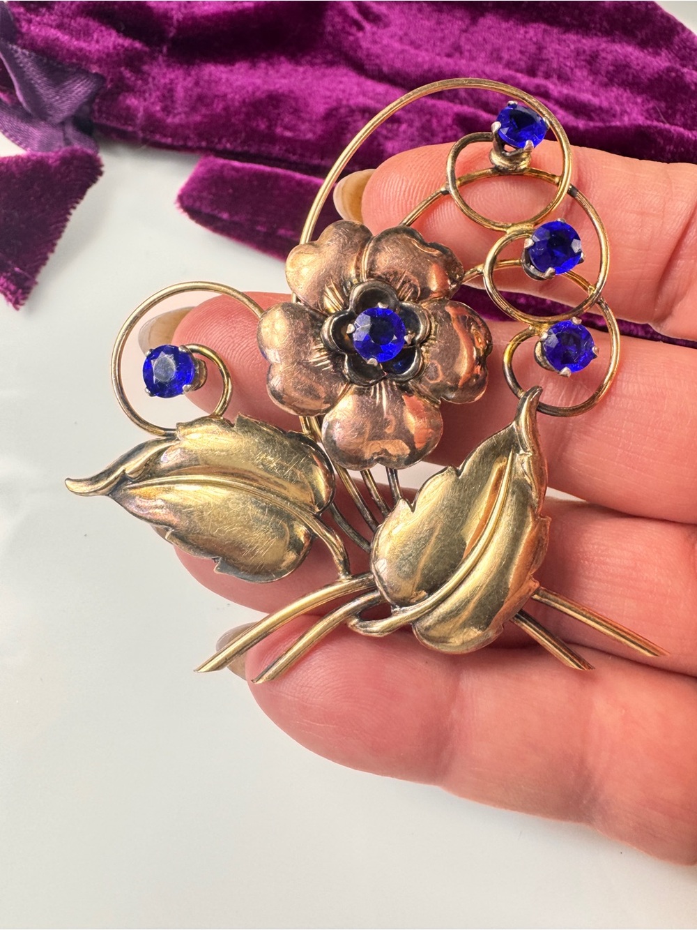 Harry Iskin 1930’s 10K Gold Filled Floral Brooch with Cobalt Blue Crystals - Picture 3 of 6